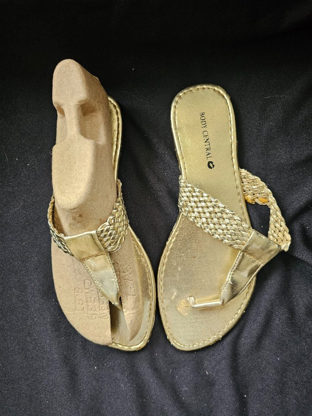 Sz 8 Gold Flat Sandal Flip Flops